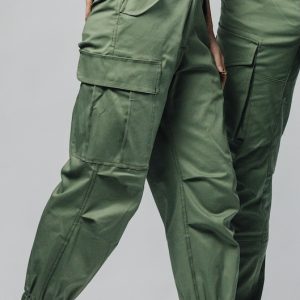 Armygreen ženske zelene cargo pantalone prednji lifestyle prikaz