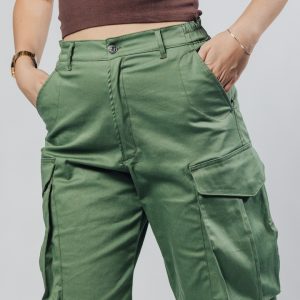 Ženske olivno-zelene cargo pantalone Evergreen detalj struka