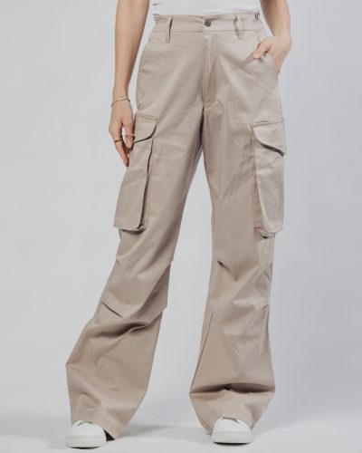 Ženske bež cargo pantalone Sienna celi model studio