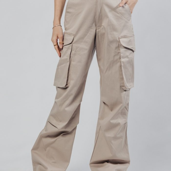 Ženske bež cargo pantalone Sienna celi model studio