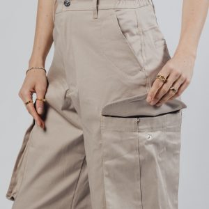 Ženske bež cargo pantalone Sienna zadnji prikaz studio