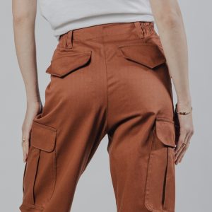 TERRACOT ženske terracotta cargo pantalone detalj struka