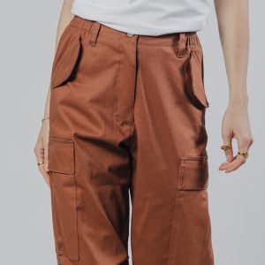TERRACOT ženske terracotta cargo pantalone zadnji detalj